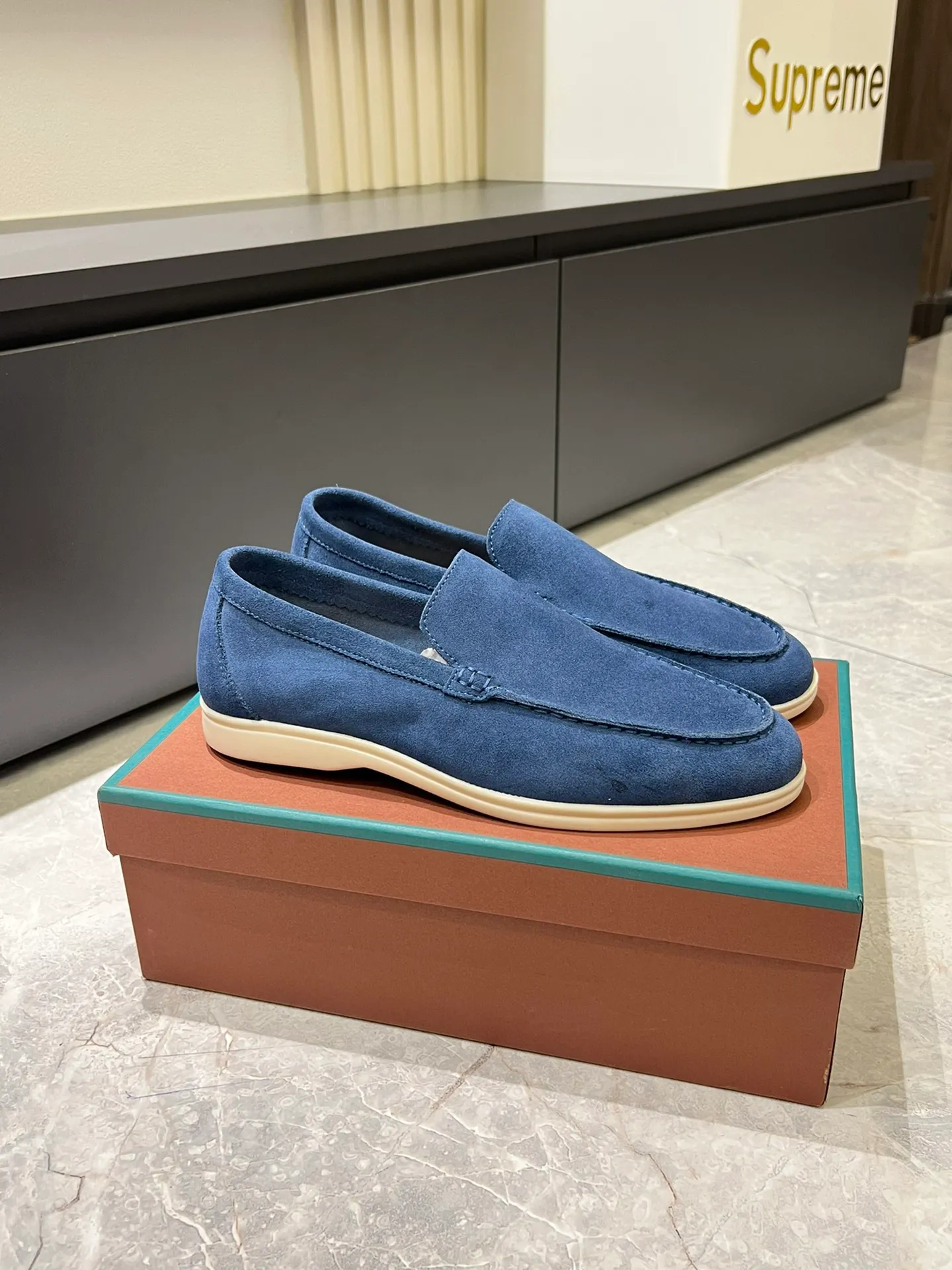 Men's shoes 💰p360 "Loro men's shoes 💰pian'*" Classic L men's shoes for couples 💰p Top version British flat loafers, a must-have item in old money style, the minimalist design is eye-catching and durable, a plus point for dressing The soft foot feel and texture are outstanding. They don’t scratch your feet and are very nice. They are matched with soft and waxy soles. They can be worn daily for a long time without getting tired. They are easy to wear, versatile and classic items, with perfect foot feel and texture! Imported cashmere fabric, the lining is made of imported A-grade water-dyed cow lining, the top version of the genuine leather midsole is sewn with pure handmade mark thread! Size: Female 35-40 (34. Customized) Male 38-44 (45.46. Customized)
